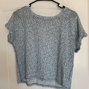 Blue and white floral Cape Juby casual tee, size Medium